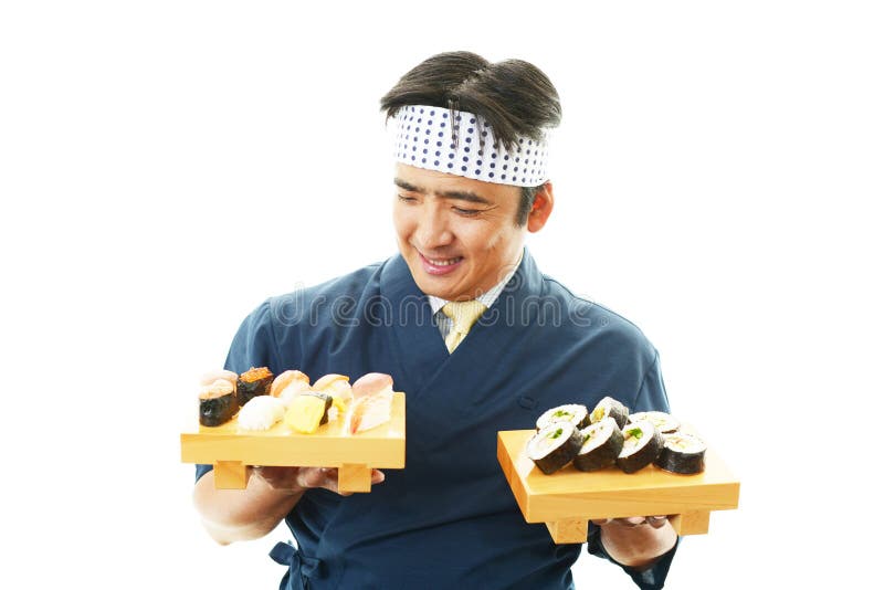 Cuoco unico giapponese con un piatto dei sushi fotografia stock