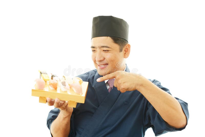Cuoco unico giapponese sorridente con i sushi fotografia stock