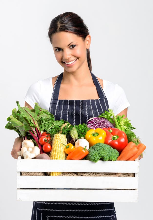 Cuoco unico sorridente con prodotti organici locali freschi immagine stock Cuoco unico sorridente con prodotti organici locali freschi immagine stock