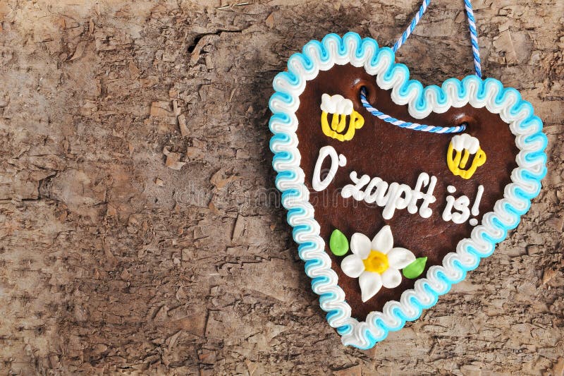Cuore bavarese del pan di zenzero di Oktoberfest immagine stock libera da diritti Cuore bavarese del pan di zenzero di Oktoberfest immagine stock libera da diritti