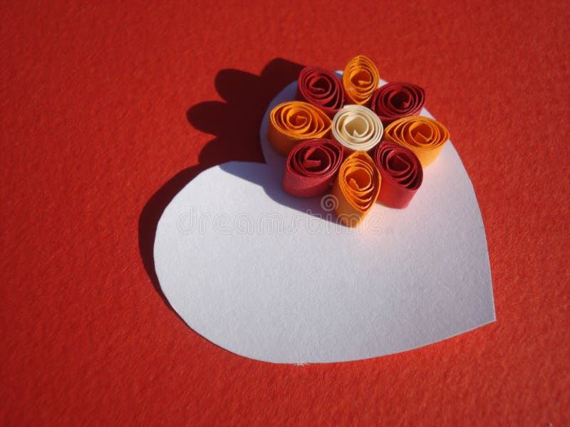 Cuore bianco con il fiore quilling su fondo rosso immagini stock libere da diritti Cuore bianco con il fiore quilling su fondo rosso immagini stock libere da diritti