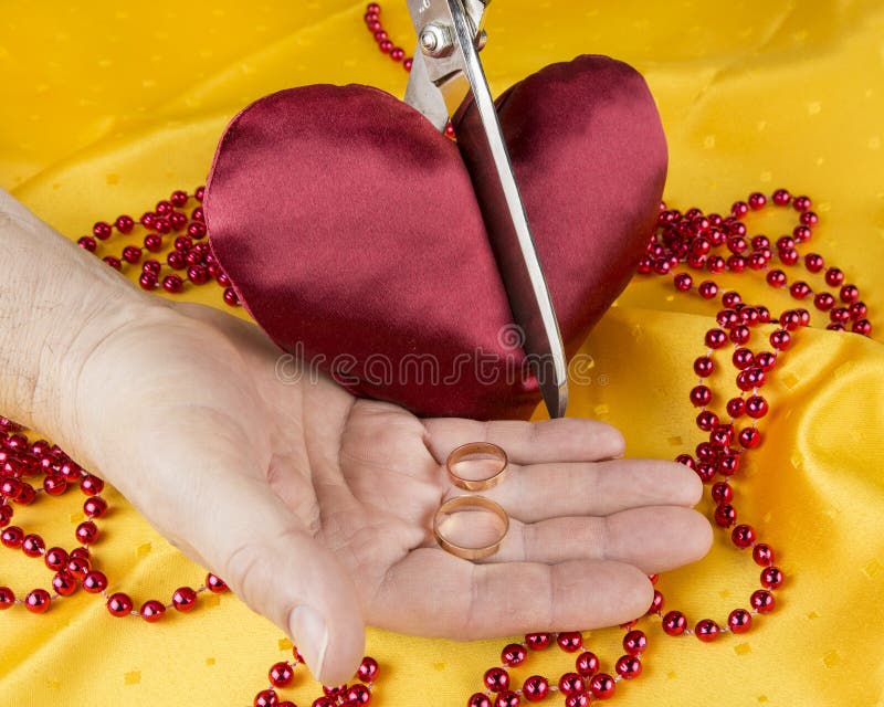 Cuore del raso tagliato con le forbici Cuore rotto Concetto di divorzio Separazione delle coppie fotografia stock libera da diritti Cuore del raso tagliato con le forbici Cuore rotto Concetto di divorzio Separazione delle coppie fotografia stock libera da diritti