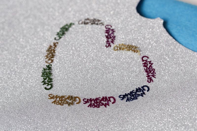 Cuore della decorazione di Natale fatto da una ragazza di 10 anni fotografia stock Cuore della decorazione di Natale fatto da una ragazza di 10 anni fotografia stock