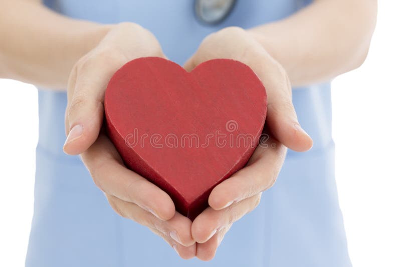 Cuore della tenuta dell'infermiere o di medico immagini stock Cuore della tenuta dell'infermiere o di medico immagini stock
