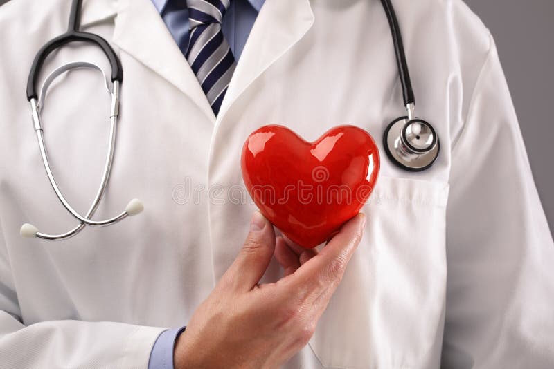 Medico che tiene il cuore al petto fotografie stock libere da diritti