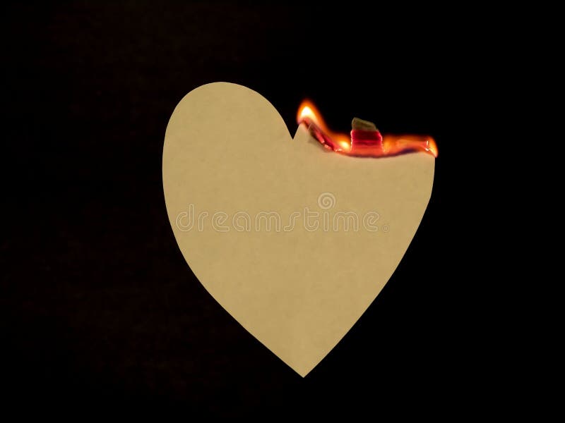 Cuore di carta di Grunge su fuoco fotografia stock Cuore di carta di Grunge su fuoco fotografia stock