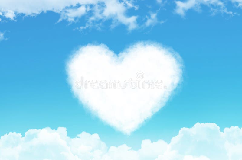 Cuore di vapore e della nuvola nel cielo tra altre nuvole fotografia stock libera da diritti Cuore di vapore e della nuvola nel cielo tra altre nuvole fotografia stock libera da diritti