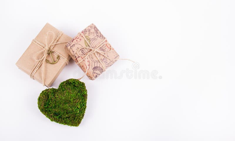 Cuore e regali verdi Concetto romantico Carta naturale del biglietto di S. Valentino St Giorno del ` s del biglietto di S Copi lo immagini stock libere da diritti Cuore e regali verdi Concetto romantico Carta naturale del biglietto di S. Valentino St Giorno del ` s del biglietto di S Copi lo immagini stock libere da diritti