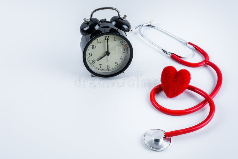 Cuore e stetoscopio rossi, sveglia sulla tavola fotografie stock libere da diritti Cuore e stetoscopio rossi, sveglia sulla tavola fotografie stock libere da diritti