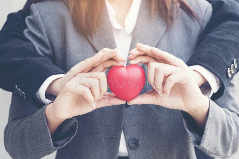 Cuore in mani concetto dell'amante immagini stock libere da diritti