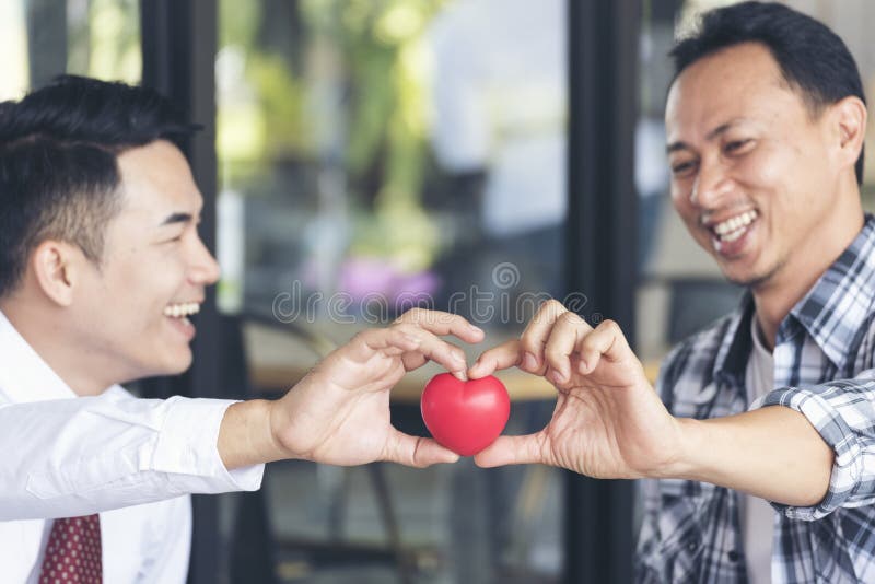 Cuore nelle mani Concetto di amore fotografia stock
