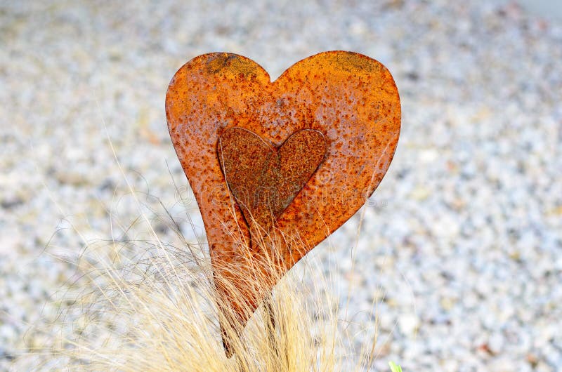 Cuore rosso arrugginito in natura immagini stock libere da diritti Cuore rosso arrugginito in natura immagini stock libere da diritti