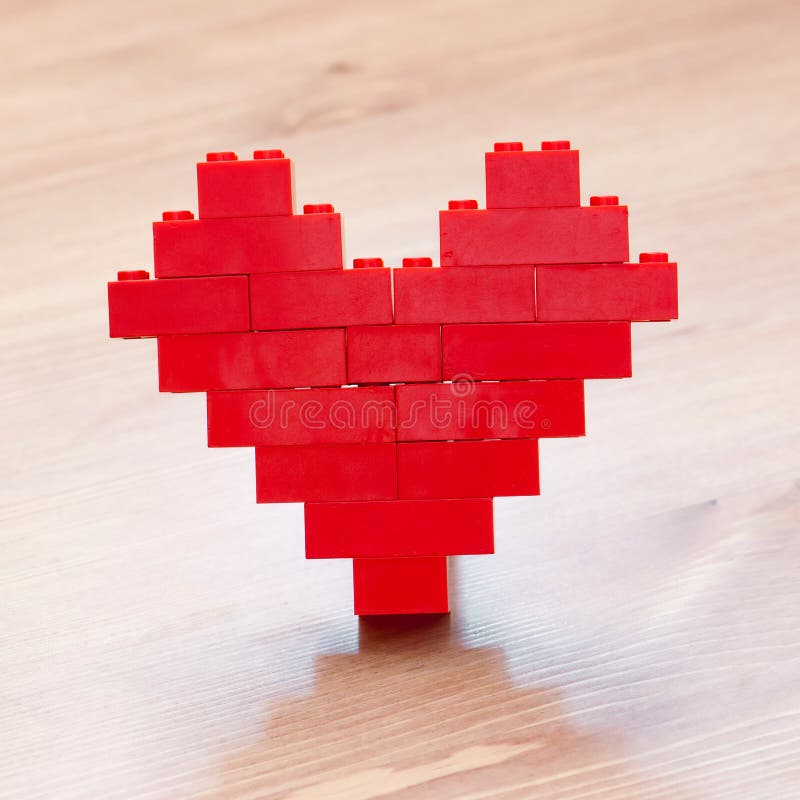 Emmet Lego Che Dà Fiori a Una Ragazza Farfalla Con Amore Di Parola Usando  L'alfabeto Di Legno Immagine Stock Editoriale - Immagine di carino, cuore:  184577814