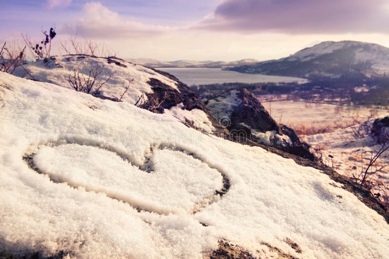 Cuore nella neve fotografie stock libere da diritti
