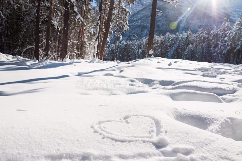 Cuore sulla neve immagini stock