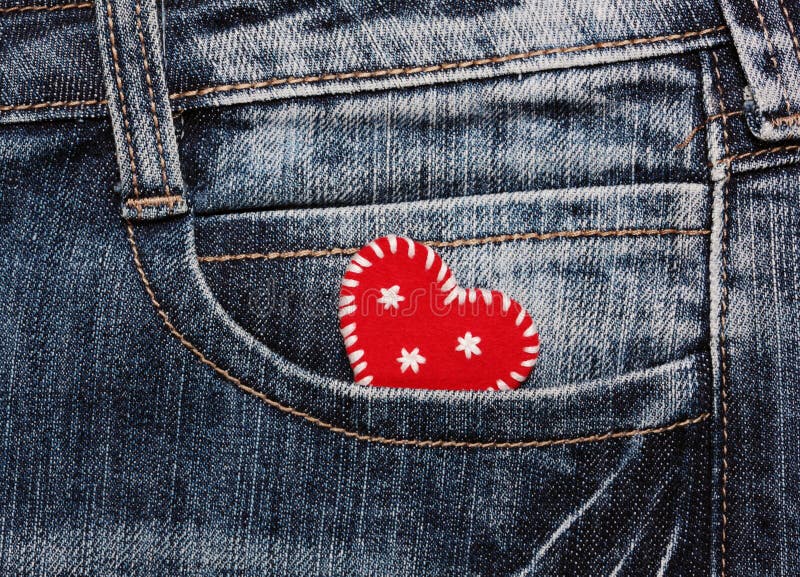 Cuore in tasca dei jeans fotografia stock. Immagine di fronzolo 35052888