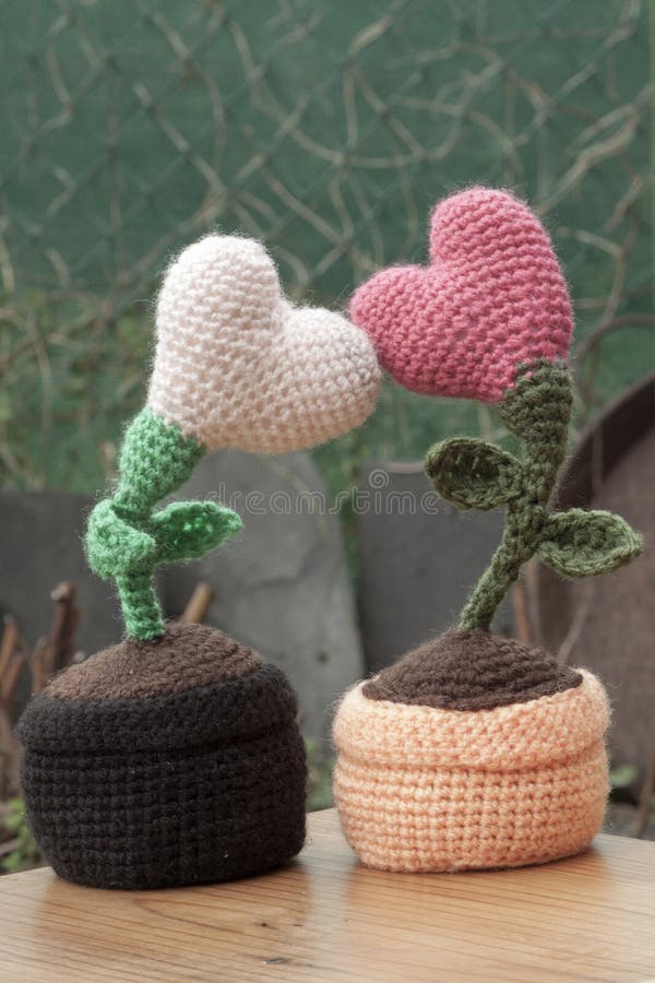 Cuori del fiore delle decorazioni dei biglietti di S. Valentino immagini stock Cuori del fiore delle decorazioni dei biglietti di S. Valentino immagini stock