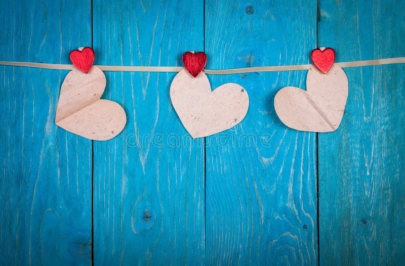 Cuori di carta, fondo di legno blu, fValentine fotografie stock libere da diritti Cuori di carta, fondo di legno blu, fValentine fotografie stock libere da diritti