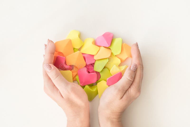 Cuori di carta di origami multicolori in mani femminili Mani delle donne tenendo molte cuore luminoso Amore, romance, datante immagine stock libera da diritti Cuori di carta di origami multicolori in mani femminili Mani delle donne tenendo molte cuore luminoso Amore, romance, datante immagine stock libera da diritti