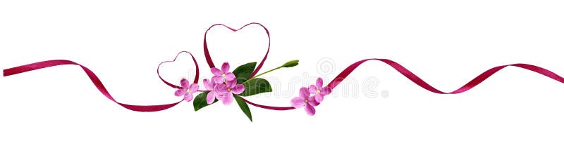 Cuori di seta rosa del nastro e piccoli fiori per il giorno del ` s del biglietto di S. Valentino fotografie stock Cuori di seta rosa del nastro e piccoli fiori per il giorno del ` s del biglietto di S. Valentino fotografie stock