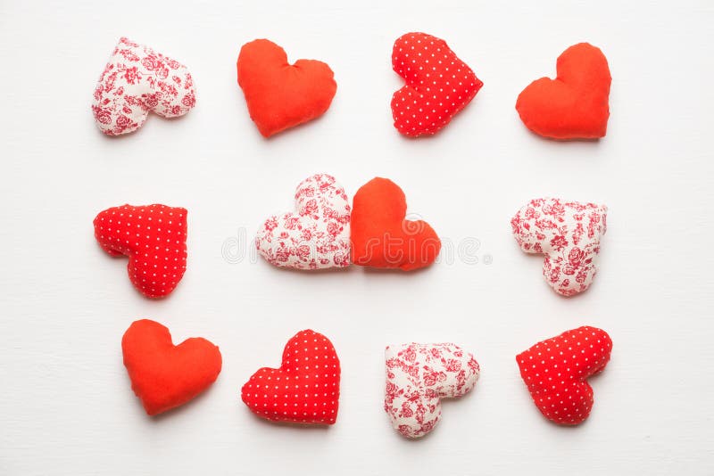 Cuori fatti a mano per il giorno di biglietti di S. Valentino della st fotografia stock libera da diritti Cuori fatti a mano per il giorno di biglietti di S. Valentino della st fotografia stock libera da diritti