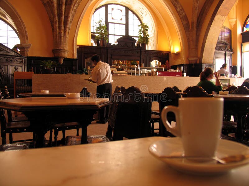 Interno di un centenario negozio di caffè nella città di Coimbra, in Portogallo.