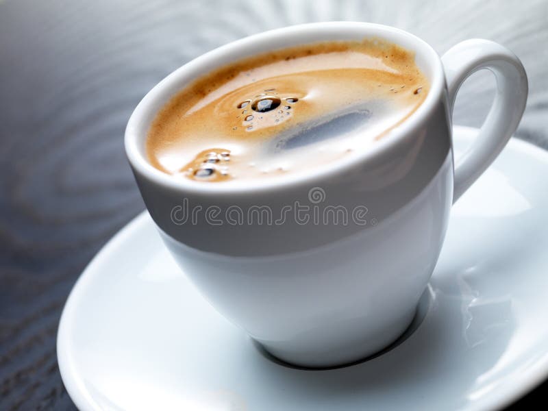 Close-up lahodný šálek kávy nebo horké čokolády.