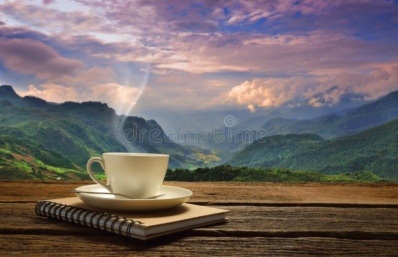 Tazza di mattina di caffè con sfondo di montagna all'alba.
