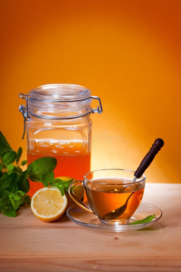 Šálku bylinkového čaju s medom, mäty a citróna.