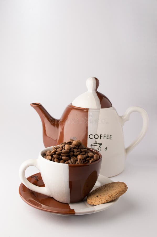 Coppa arrosto marrone chicchi di caffè su sfondo bianco in una tazza di caffè vuoi caffettiera.
