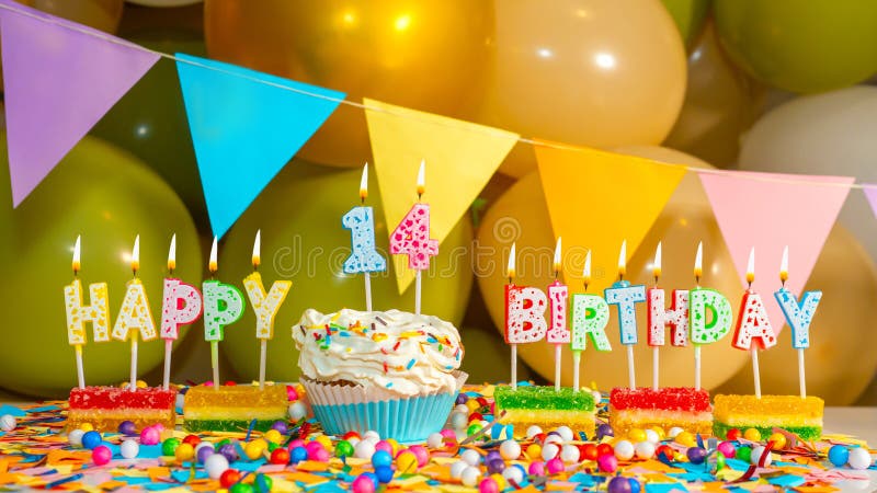 Vingt Ans D'anniversaire Gâteau De Chocolat D'anniversaire Avec Les Bougies  Brûlantes Blanches Sous Forme De Numéro Vingt Image stock - Image du  anniversaire, chocolat: 142577877