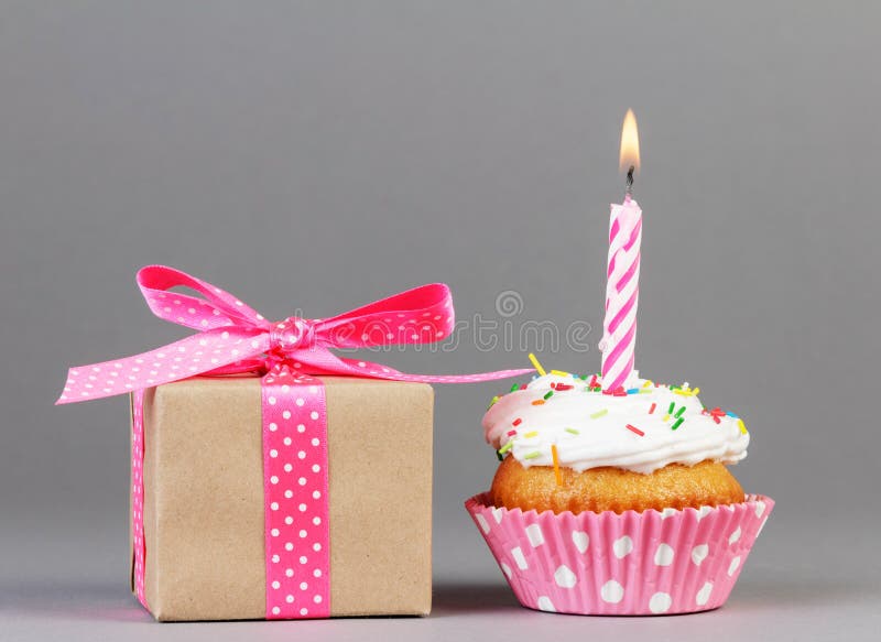 Cupcake met giftdoos royalty-vrije stock afbeeldingen Cupcake met giftdoos royalty-vrije stock afbeeldingen