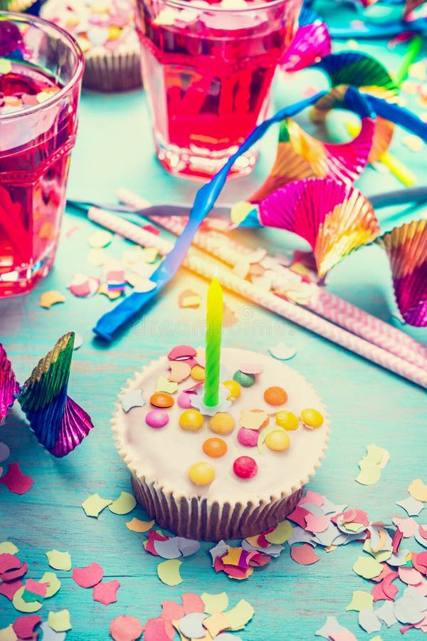 Cupcake met kaars over de achtergrond van het partijdecor De gelukkige kaart van de verjaardagsgroet stock afbeeldingen Cupcake met kaars over de achtergrond van het partijdecor De gelukkige kaart van de verjaardagsgroet stock afbeeldingen