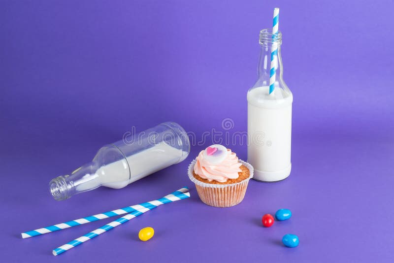 Cupcake για την ημέρα του βαλεντίνου με τις καρδιές πάνω από τα κτυπημένα κοκτέιλ κρέμας και γάλακτος με τους αναδρομικούς σωλήνε στοκ φωτογραφία με δικαίωμα ελεύθερης χρήσης Cupcake για την ημέρα του βαλεντίνου με τις καρδιές πάνω από τα κτυπημένα κοκτέιλ κρέμας και γάλακτος με τους αναδρομικούς σωλήνε στοκ φωτογραφία με δικαίωμα ελεύθερης χρήσης