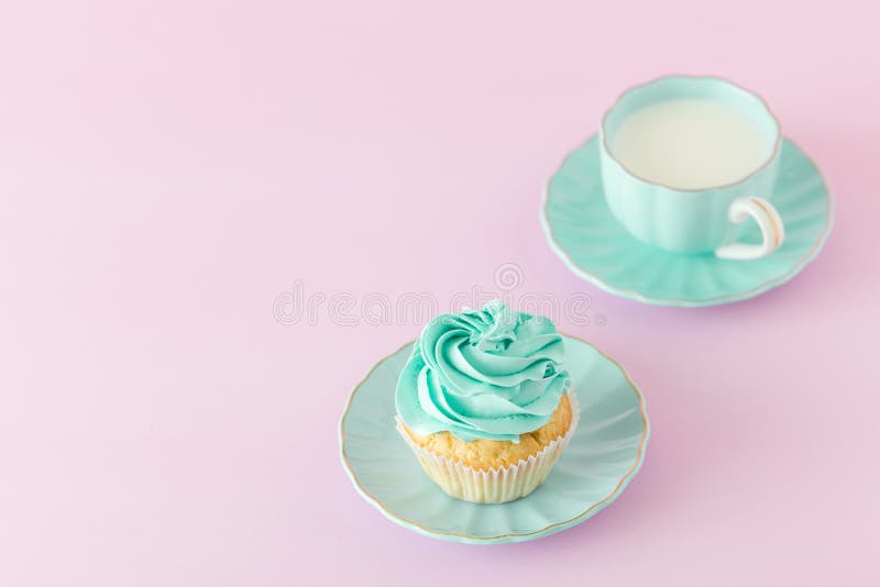 Cupcake με τη διακόσμηση κρέμας μεντών και το φλυτζάνι του γάλακτος και coffe στο ρόδινο υπόβαθρο κρητιδογραφιών Ευχετήρια κάρτα στοκ φωτογραφία με δικαίωμα ελεύθερης χρήσης Cupcake με τη διακόσμηση κρέμας μεντών και το φλυτζάνι του γάλακτος και coffe στο ρόδινο υπόβαθρο κρητιδογραφιών Ευχετήρια κάρτα στοκ φωτογραφία με δικαίωμα ελεύθερης χρήσης