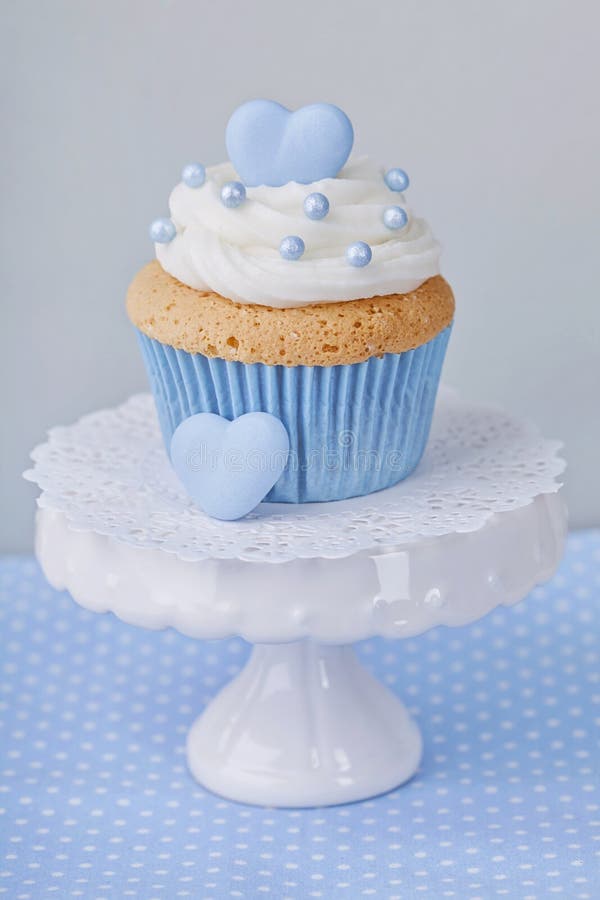 Cupcake με την μπλε καρδιά στοκ εικόνα
