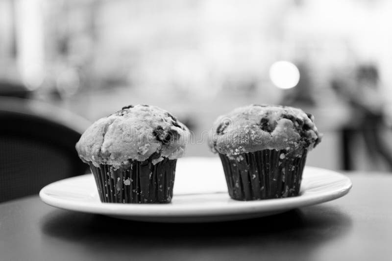 Cupcakes met bosbes op witte plaat in Parijs, Frankrijk stock foto's Cupcakes met bosbes op witte plaat in Parijs, Frankrijk stock foto's