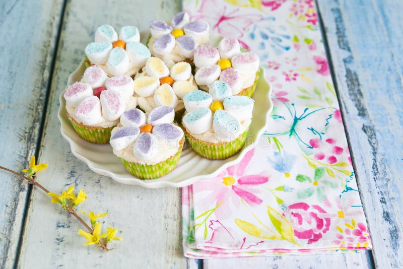 Cupcakes που διακοσμείται με τα βουτύρου λουλούδια κρέμας και marshmallow στοκ εικόνες Cupcakes που διακοσμείται με τα βουτύρου λουλούδια κρέμας και marshmallow στοκ εικόνες