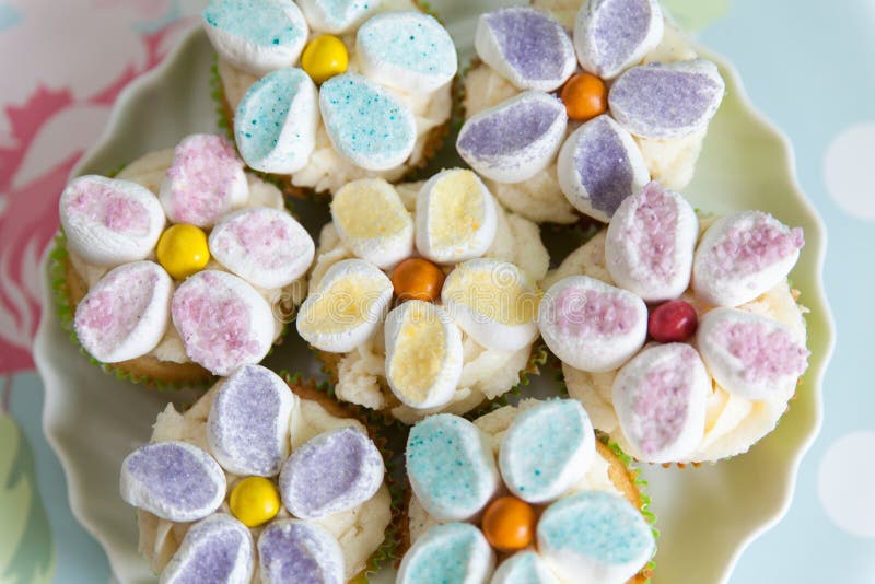 Cupcakes που διακοσμείται με τα βουτύρου λουλούδια κρέμας και marshmallow στοκ φωτογραφίες Cupcakes που διακοσμείται με τα βουτύρου λουλούδια κρέμας και marshmallow στοκ φωτογραφίες