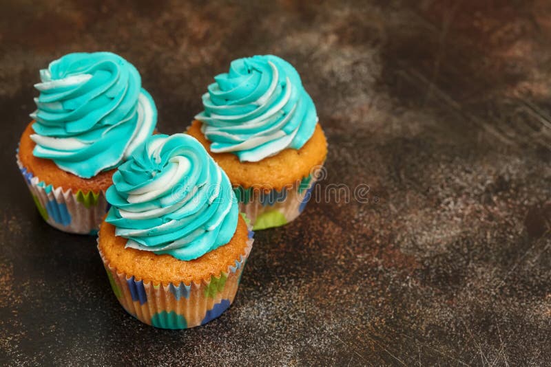 Cupcakes με το τυρκουάζ και άσπρο buttercream που παγώνει στο καφετί υπόβαθρο στοκ φωτογραφίες με δικαίωμα ελεύθερης χρήσης Cupcakes με το τυρκουάζ και άσπρο buttercream που παγώνει στο καφετί υπόβαθρο στοκ φωτογραφίες με δικαίωμα ελεύθερης χρήσης