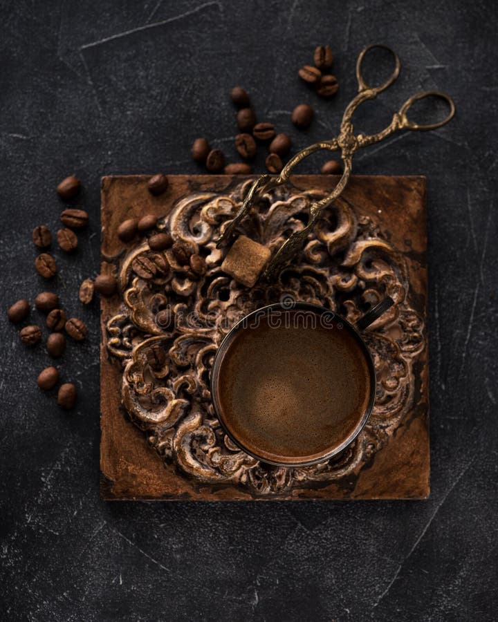 Cupkaffe, vetessocker och kaffebönor arkivfoto