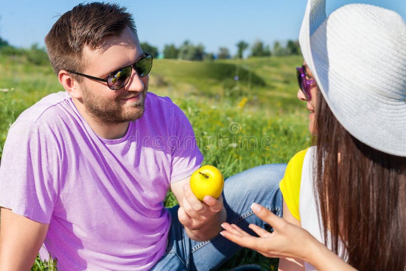 Cuple, das Picknick hat stockfotos Cuple, das Picknick hat stockfotos