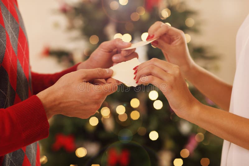 Cuple die Kerstmiswafeltje in Polen delen royalty-vrije stock afbeeldingen Cuple die Kerstmiswafeltje in Polen delen royalty-vrije stock afbeeldingen