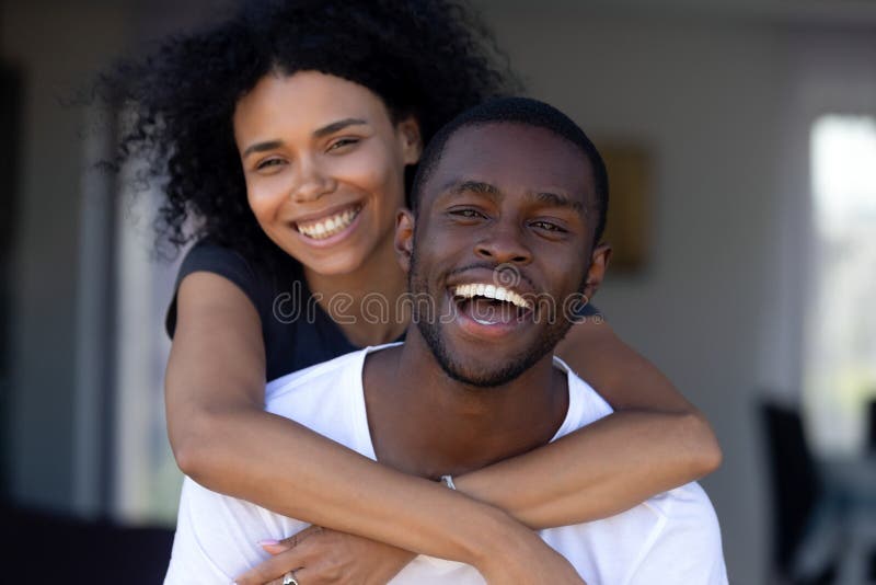 Cuplu fericit milenar de culoare râs distracție în aer liber portret royalty free stock photography