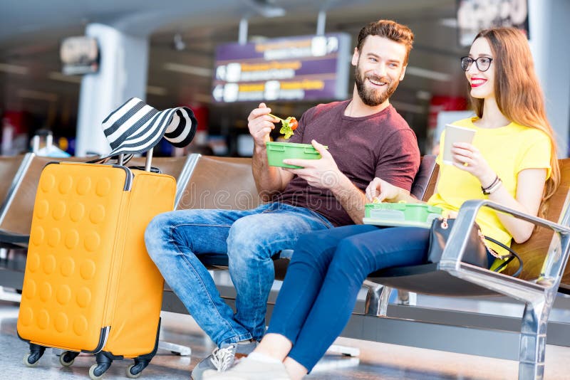 Cuplu la aeroport stock photo