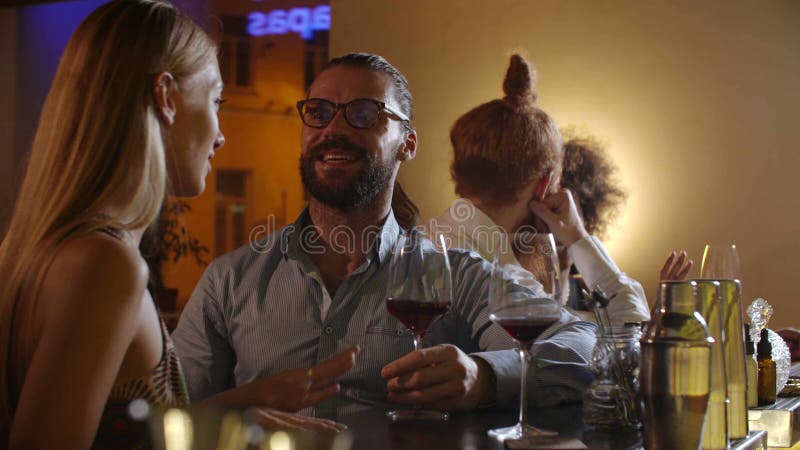 Cuplul tânăr se întâlnește flirtând la o petrecere încântătoare, bând vin în dragoste, distrându-se împreună, simțindu-se atrasă î stock footage