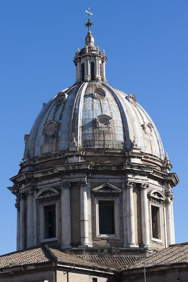 Cupola della chiesa Sant Andrea della Valle della basilica Belle vecchie finestre a Roma (Italia) fotografie stock Cupola della chiesa Sant Andrea della Valle della basilica Belle vecchie finestre a Roma (Italia) fotografie stock