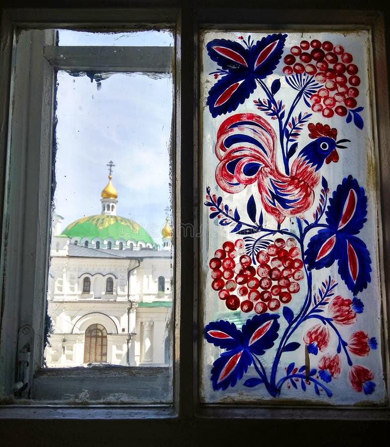 Cúpula de ortodoxo cristiano monasterio kiev para ver a través de antiguo decorado la pintura tradicional ucranio decorativo la pintura estilo.