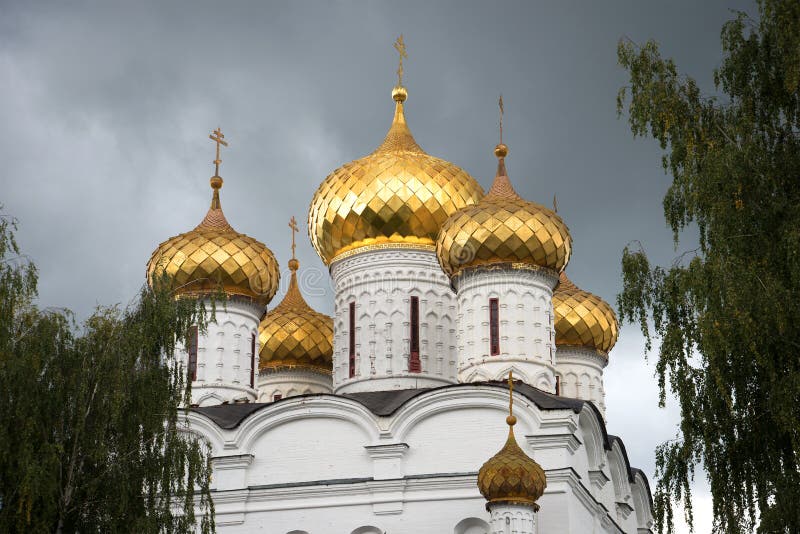 Cupole della cattedrale del giorno triste di settembre del primo piano del monastero di Ipatiev della trinità santa Kostroma fotografie stock Cupole della cattedrale del giorno triste di settembre del primo piano del monastero di Ipatiev della trinità santa Kostroma fotografie stock