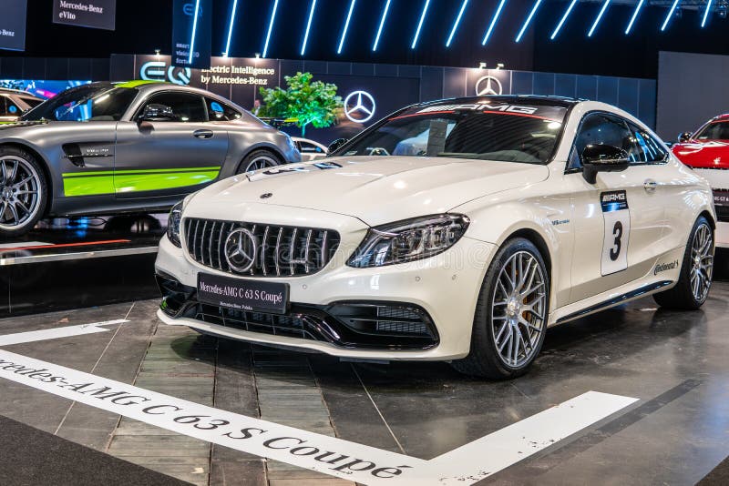 Cupé de Mercedes-AMG C 63 S, coche deportivo de alto rendimiento producido por Mercedes Benz imagenes de archivo Cupé de Mercedes-AMG C 63 S, coche deportivo de alto rendimiento producido por Mercedes Benz imagenes de archivo